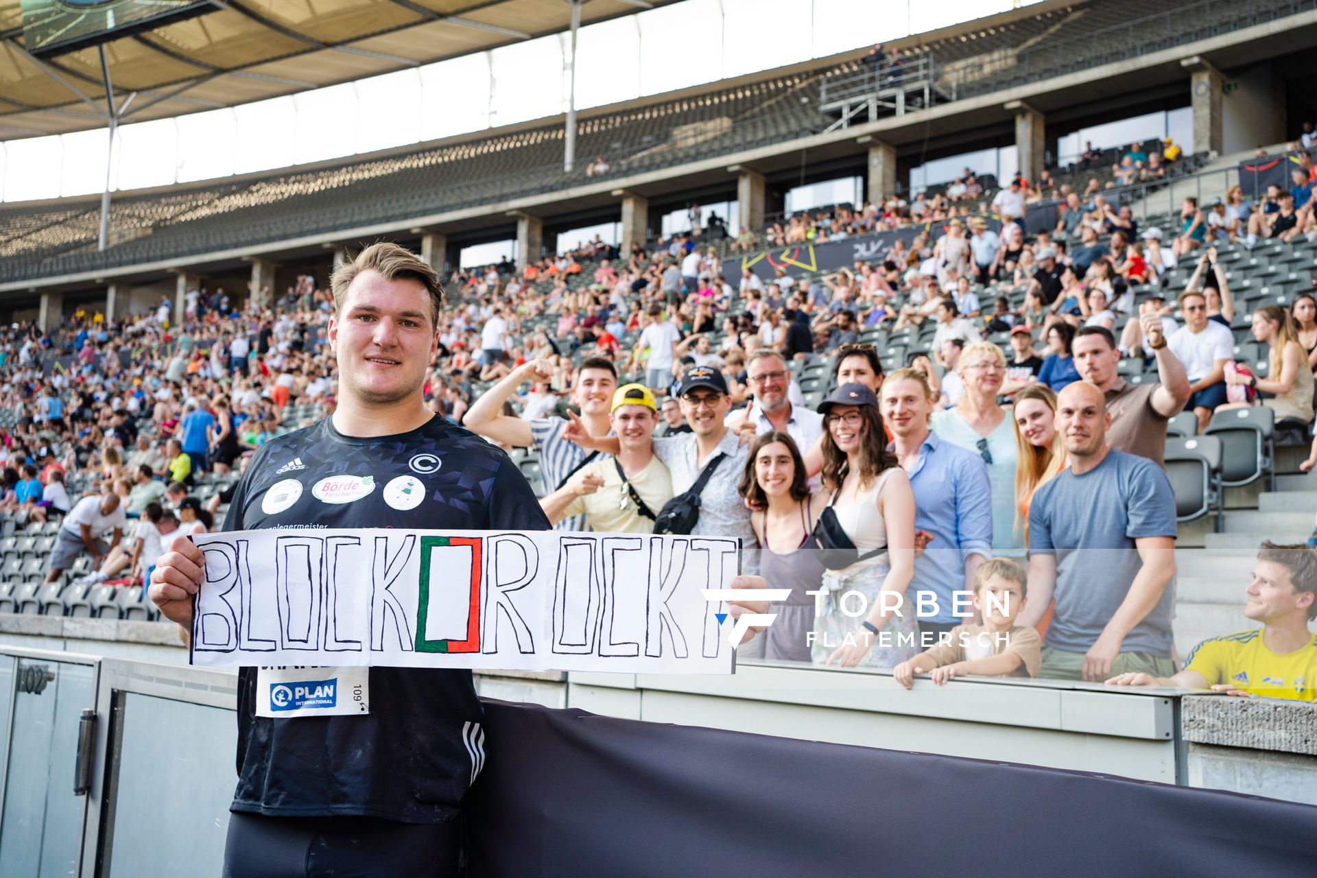 Torben Brandt (SCC Berlin) mit seinen Fans waehrend der deutschen Leichtathletik-Meisterschaften im Olympiastadion am 26.06.2022 in Berlin